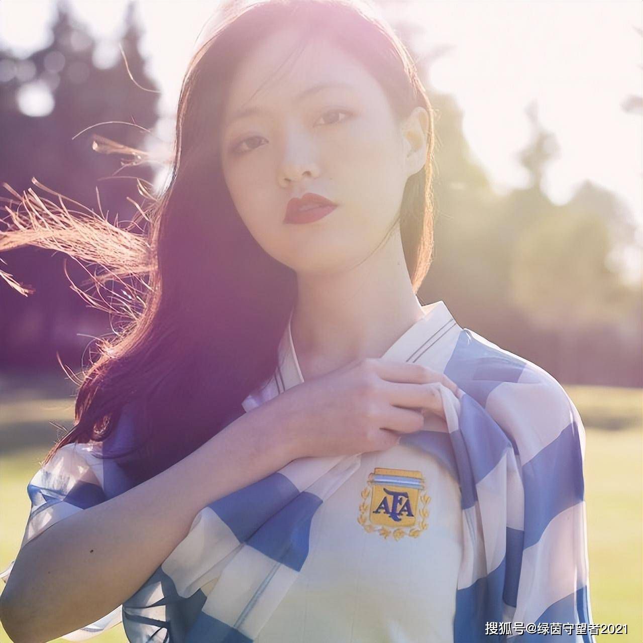 萧常坤嘟囔了一句，赶紧拿起杯子给叶辰和自己倒酒。
