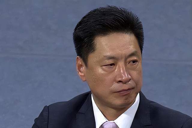 只不过，老爷子在的时候，大家都能把这份不满深深的藏在心底，可一旦老爷子失去权势，大家心里的不满都失去了唯一的束缚。